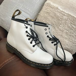 Doc Martins YELLOW STITCH SMOOTH WHITE LEATHER ANKLE BOOTS. Size USM 9/USL 8.
